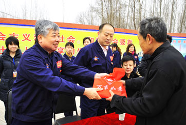 2010年2月9日，由集团党委书记杨建忠带队，分别来到112师和涞水寺皇浦村进行新春慰问